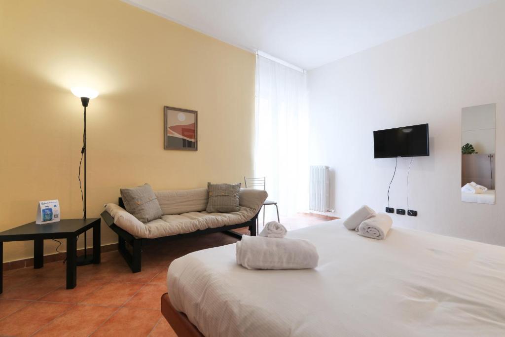 塞格拉泰PrimoPiano - Dante的酒店客房,配有床和沙发