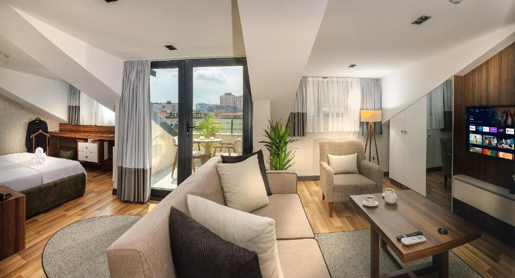 伊斯坦布尔La Mia Suites的带沙发、床和电视的客厅