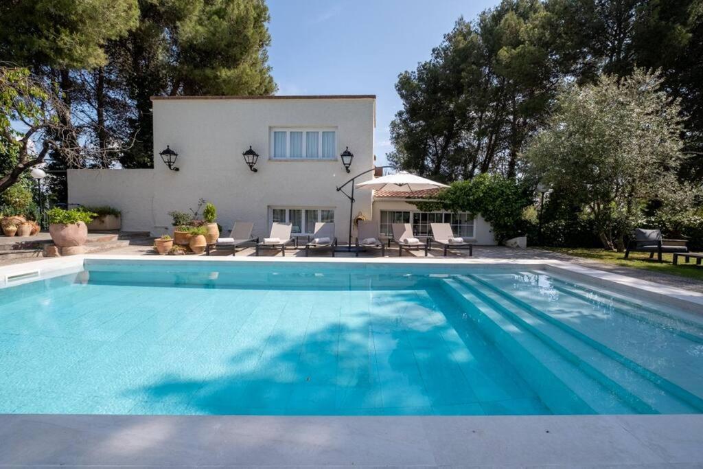 莱里达Torre Lolita - House in Lleida for 8 with pool and tennis court的房屋前的游泳池