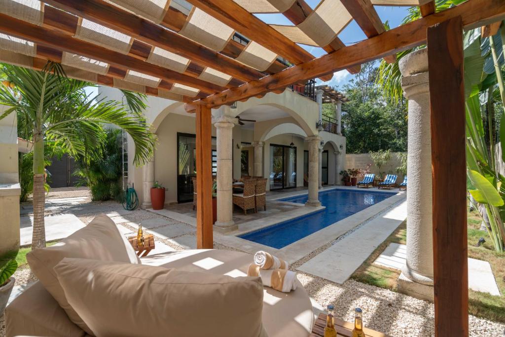 图卢姆Tulum Stunning Villa for 10-Cabana-Private Pool-Parking的一个带凉棚和游泳池的户外客厅