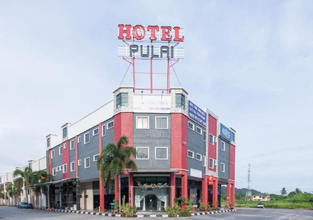 怡保Hotel Pulai Ipoh的上面有标志的酒店