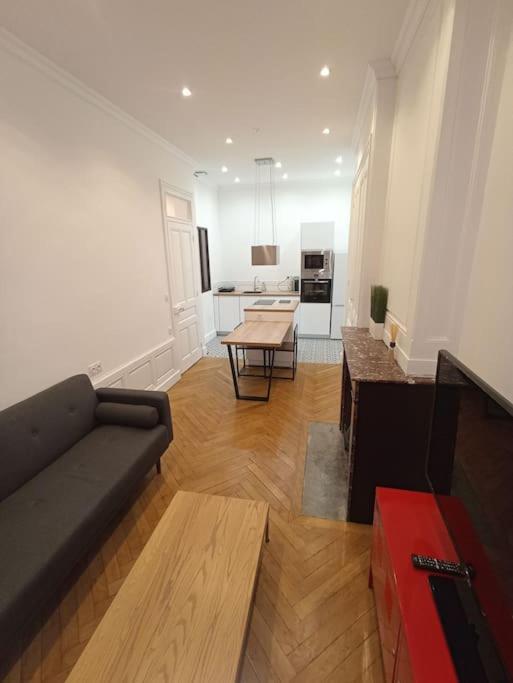 里昂Appartement proche Gare Part-Dieu的客厅配有沙发和桌子