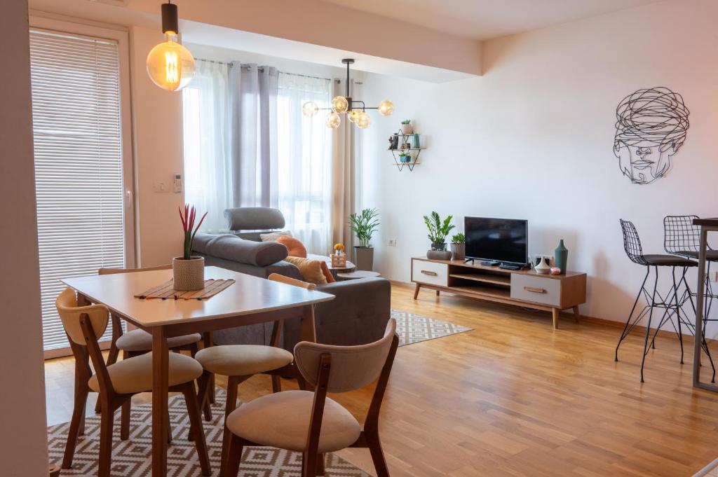 斯科普里Skopje Station Apartment的客厅配有桌子和沙发