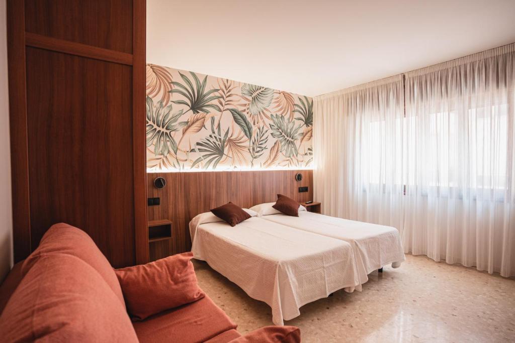波多诺伏香克拉酒店的一间卧室配有一张床和一张沙发