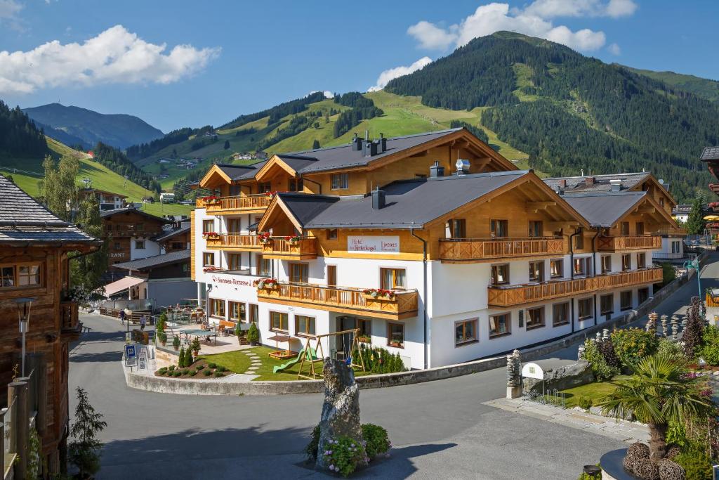 萨尔巴赫瑞恩纳卡酒店的享有以山脉为背景的度假胜地的景致。