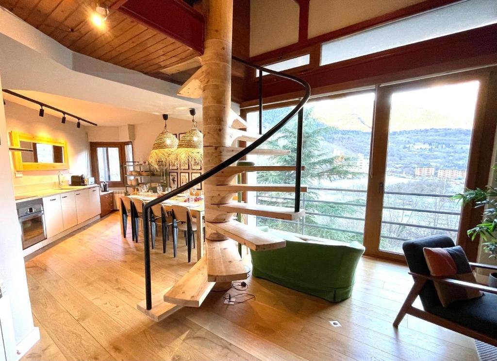 维耶拉Tuca - Triplex Priviletge con encanto的客厅位于房子内,设有螺旋楼梯