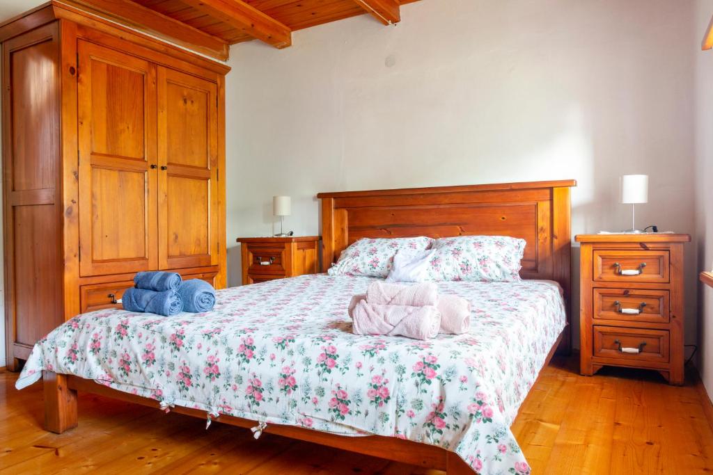 托尔明Country House Lastovka的一间卧室,配有一张带两个袋子的床