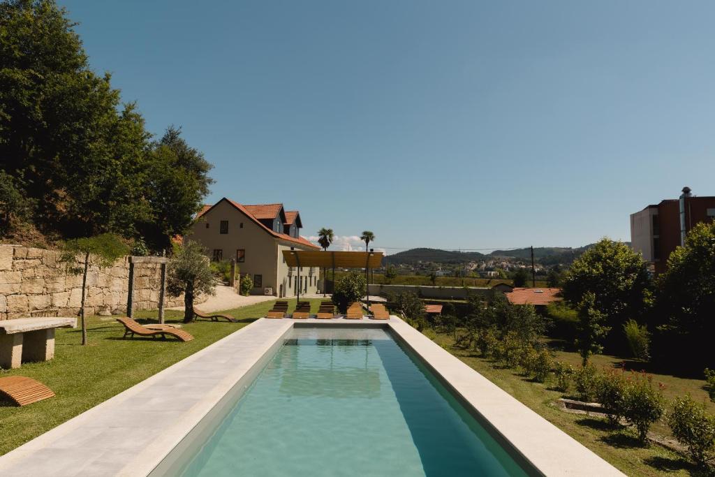 塞洛里库迪巴什图Quinta dos Tojais的一座房子的院子内的游泳池