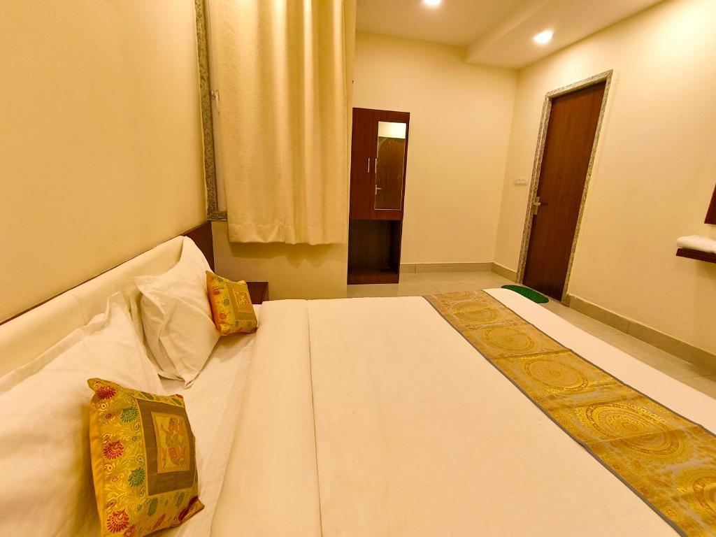 乌代浦Hotel Veer Palace near Udaipole Udaipur的卧室配有一张带两个枕头的大白色床