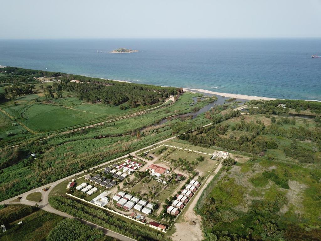 吉拉索莱Camping Girasole的海洋旁公园的空中景观
