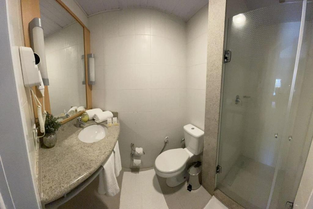 AndradinaHotel Oeste Plaza的浴室配有卫生间、盥洗盆和淋浴。