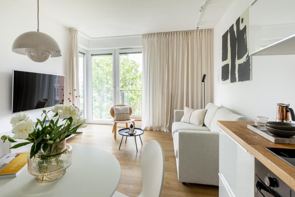 克拉科夫Unique & Modern Apartment Zabłocie的白色的客厅配有沙发和桌子