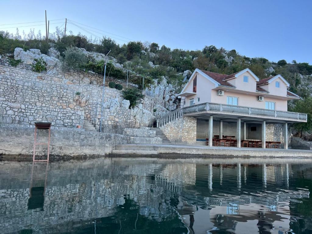 波德戈里察Lake Skadar Paradise的水边的房子