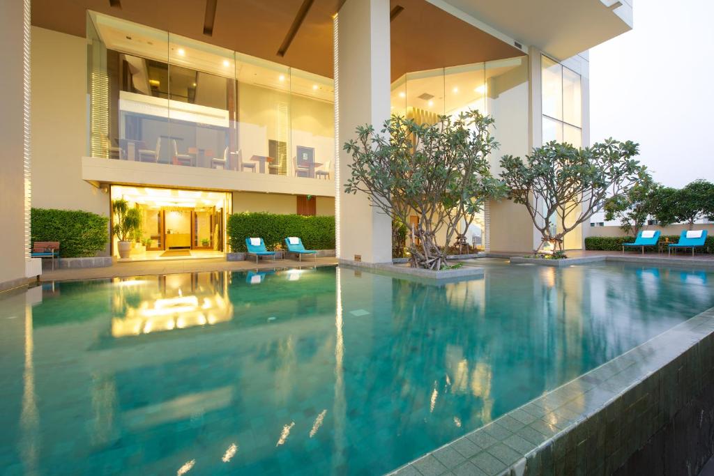 曼谷曼谷茉莉花度假酒店的一座带房子的建筑中的游泳池