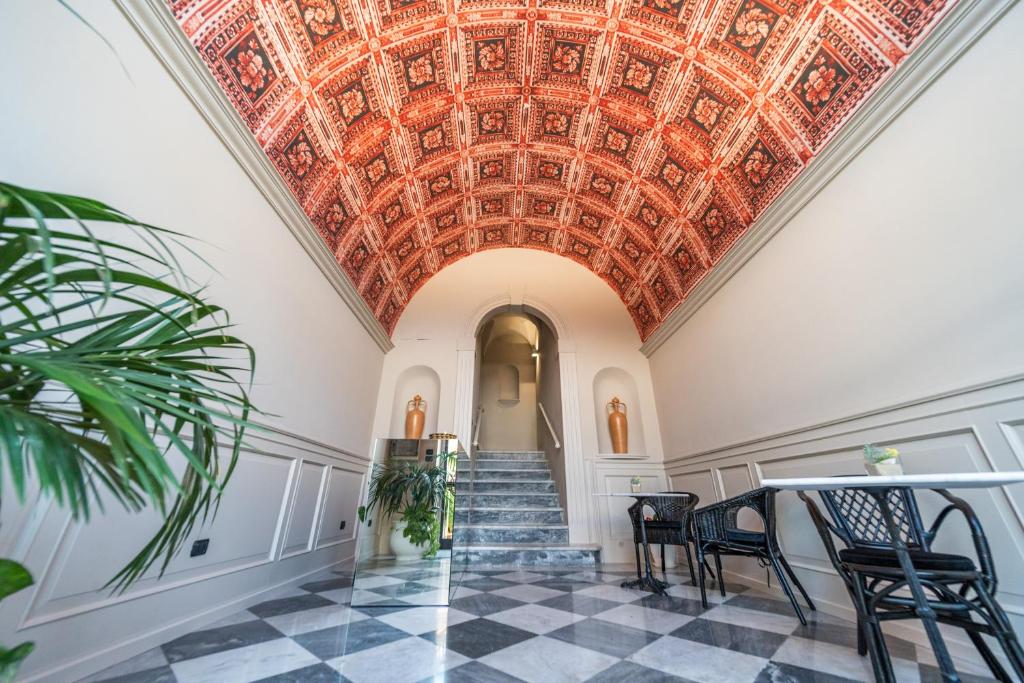 加利波利Palazzo Vergine - by Inside Salento的华丽的走廊,设有格子天花板和楼梯