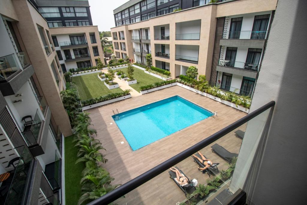 阿克拉Ghana luxury Apartments的公寓大楼游泳池的顶部景致