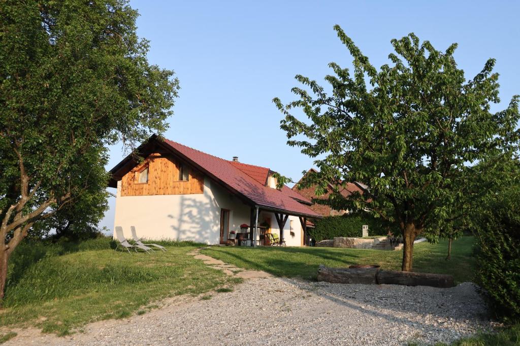OrmozHiška pod Klumpo的树屋和砾石车道