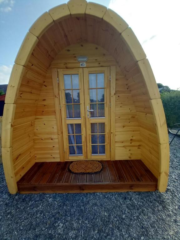 卡纳芬Pen y Buarth Pod - Caravan Site的中间设有窗户的大型小木屋