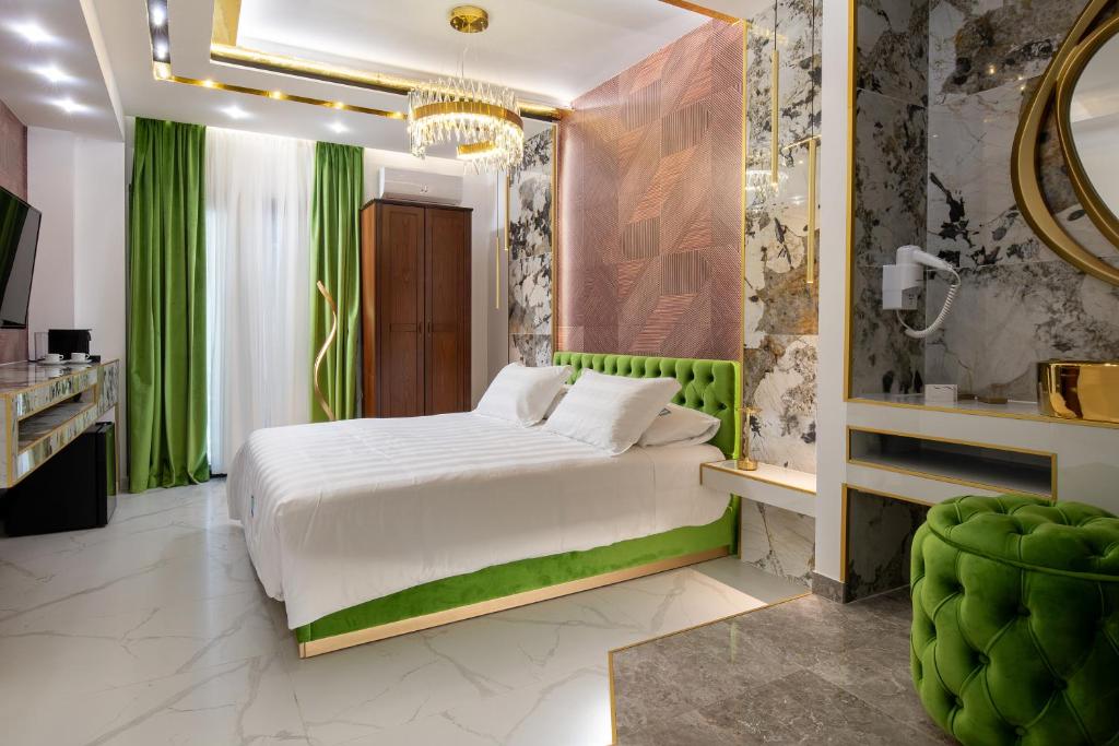 新马尔马拉斯Pela Veranda Exquisite Suites的卧室配有白色的床和绿色窗帘