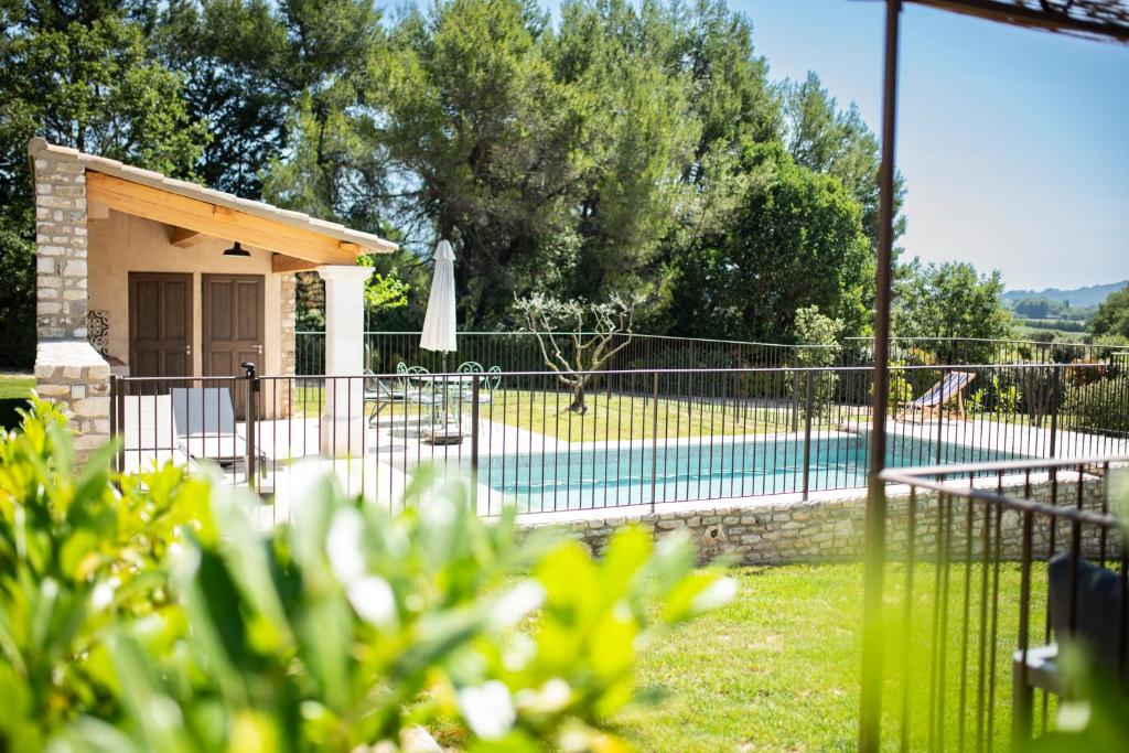 戈尔德Bastide Toujours Dimanche, Maison de vacances avec vue & piscine privée的一座带围栏和游泳池的房子