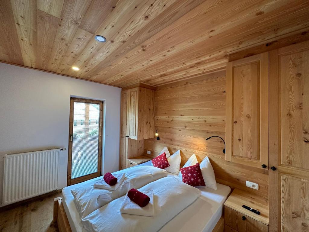 克拉尼斯卡戈拉Hotel ŠURC的木制客房内的一间卧室配有一张大床