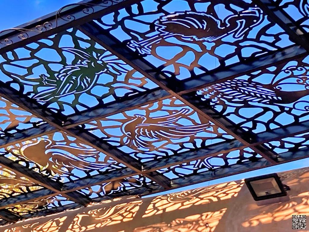 非斯托约尔利亚德比尔兹摩洛哥传统庭院住宅的彩色玻璃天花板上放着动物