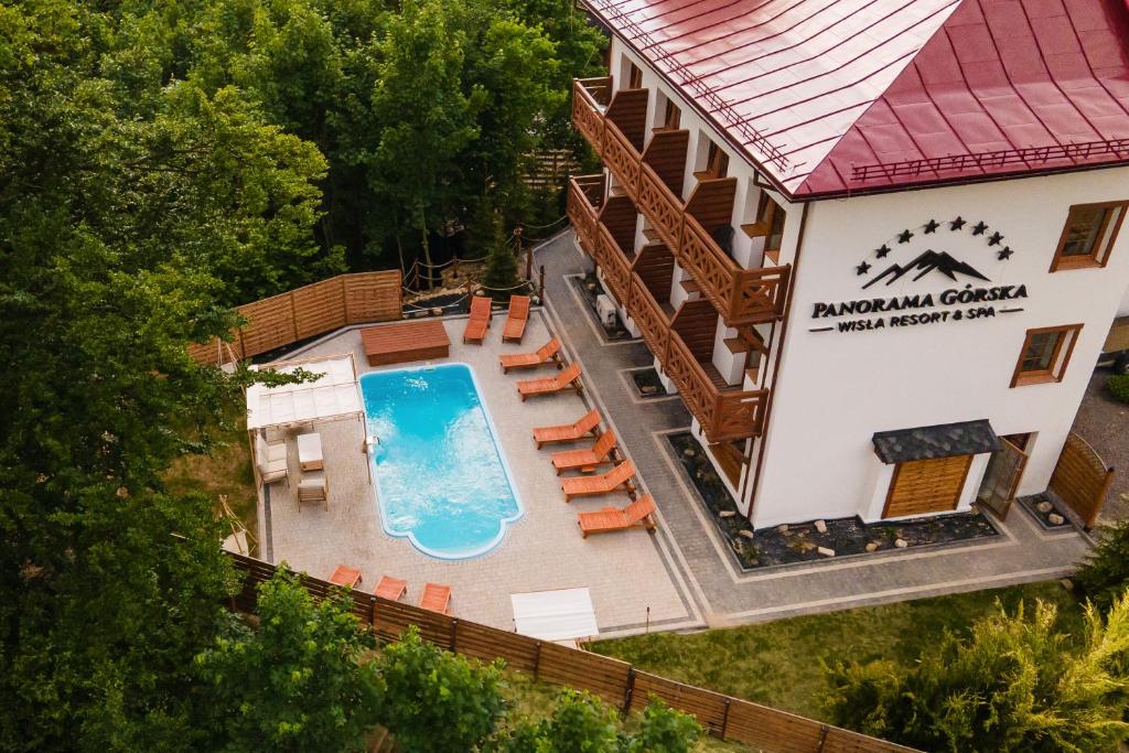 维斯瓦Panorama Górska Wisła Resort & SPA的享有酒店上方的游泳池景致