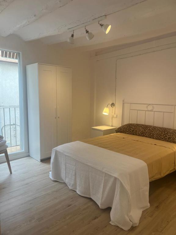 巴尔巴斯特罗Añisclo的一间卧室设有一张大床和一个大窗户