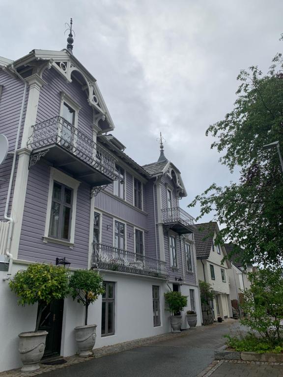 斯塔万格Villa Eckhoff的街道上带阳台的大型紫色房屋