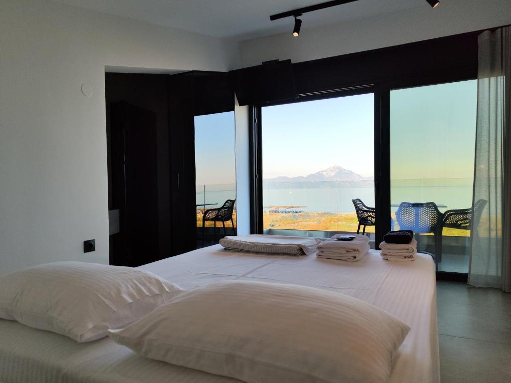 萨尔蒂Onar in Sarti的一间卧室设有一张床,享有海景