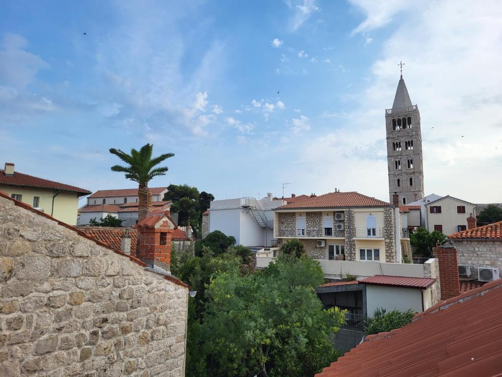 拉布Rab Stari grad的享有城市美景,设有钟楼