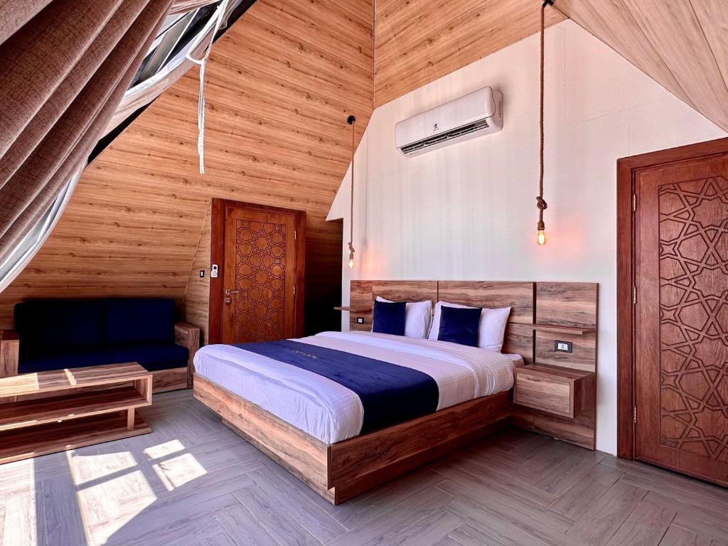 马达巴Deadsea OCTAGON的一间卧室设有一张床和木墙