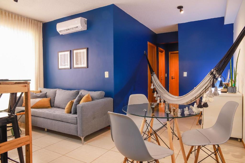 库亚巴Lindo Apt no Jd das Américas的蓝色的客厅配有沙发和吊床