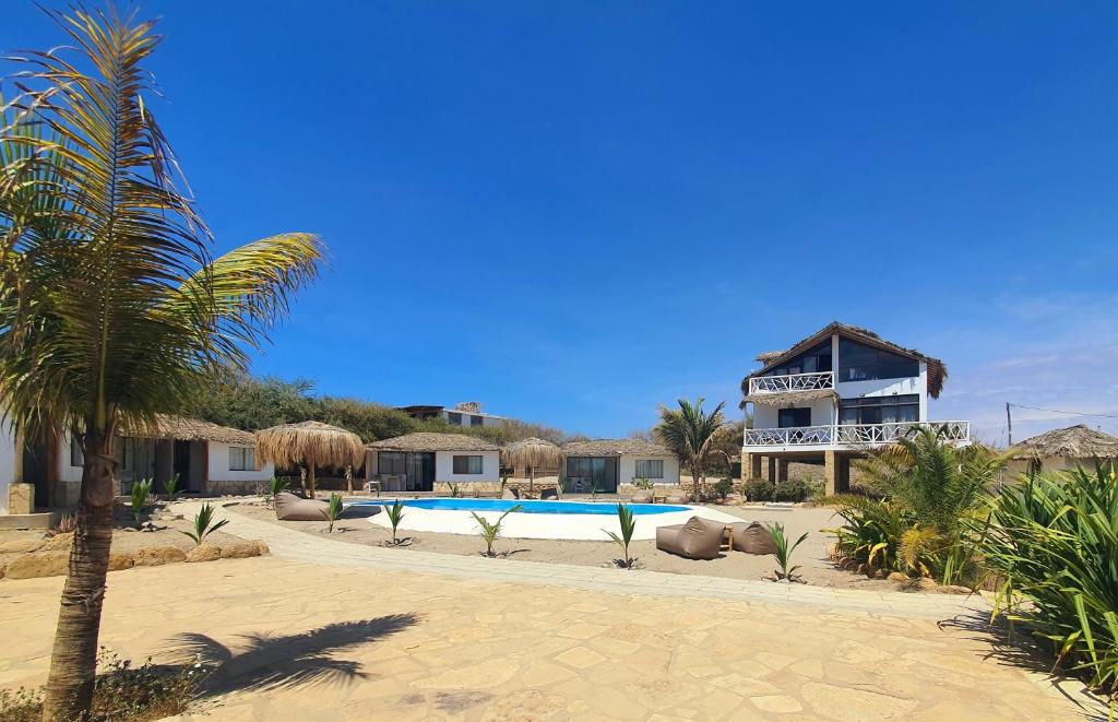 维加伊托Oasis de Vichayito的一个带游泳池和房子的度假胜地