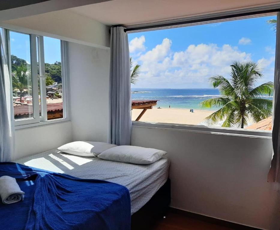 莫罗圣保罗Casa de Praia的一间卧室设有窗户,享有海滩美景