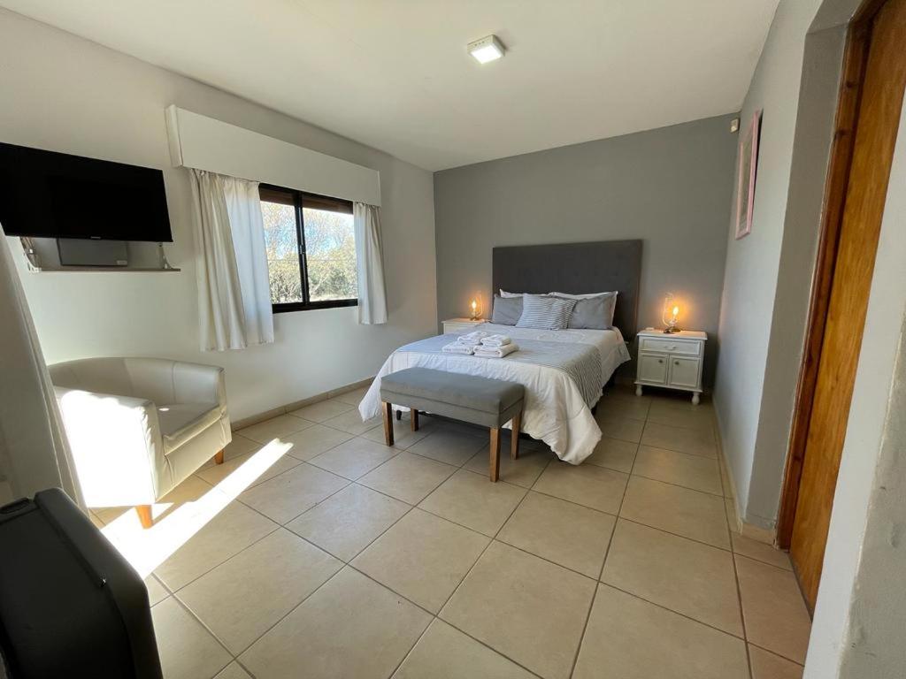 圣拉斐尔Posada “LA MARGARITA”的一间卧室配有一张床和一台电视。