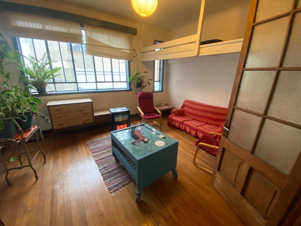 蒙得维的亚Apartamento en centro turístico的客厅配有红色的沙发和桌子