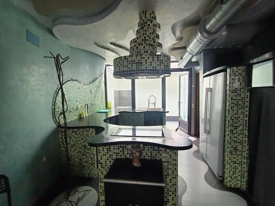 蓬塔翁布里亚apartamento 3 corazones的客房内的盥洗盆浴室