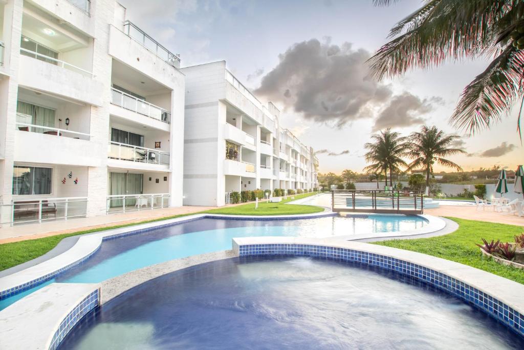 尼西亚弗洛雷斯塔Sua Cobertura no Tabatinga Beach Resort com a Prosper的大楼前的游泳池