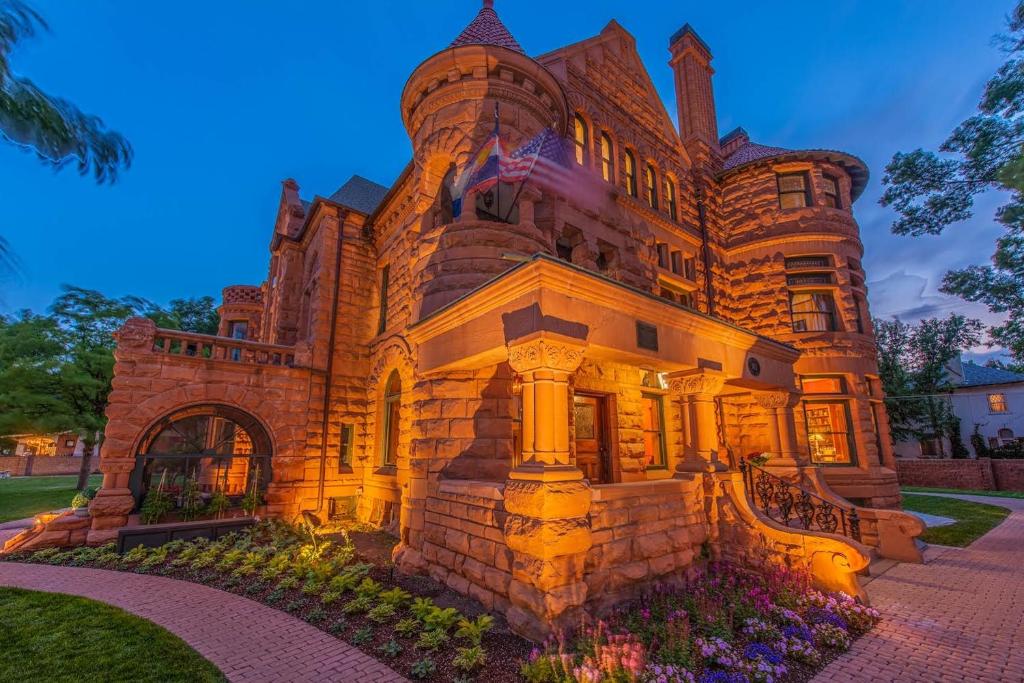 普韦布洛Orman Mansion - Pueblo's Most Luxurious Stay!的一座建筑有照明的大厦的形象