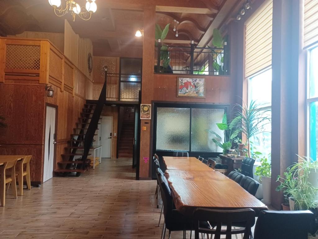 丽水市Vernia的用餐室配有长木桌子和椅子