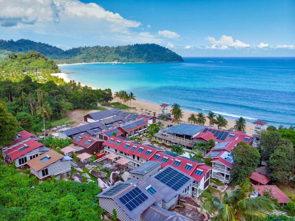 Kampong Juara巴拉刁曼岛海滩度假村的享有海滩的空中景致,设有房屋和海洋