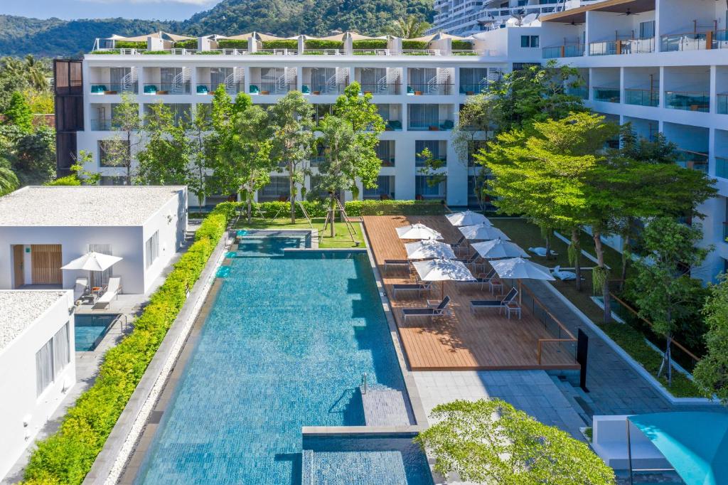 芭东海滩Nap Patong的享有酒店空中美景,设有游泳池