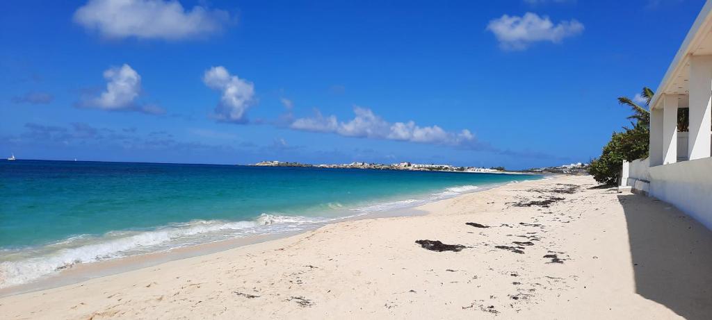 辛普森湾Chambre d'hôte chez Aurélie et Jean-Christophe的享有海滩和大海美景以及大楼美景。