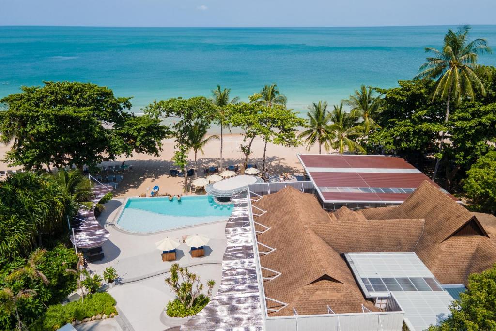 茶云莱海滩The Fair House Beach Resort & Hotel的享有度假胜地的空中景致,设有游泳池和海滩