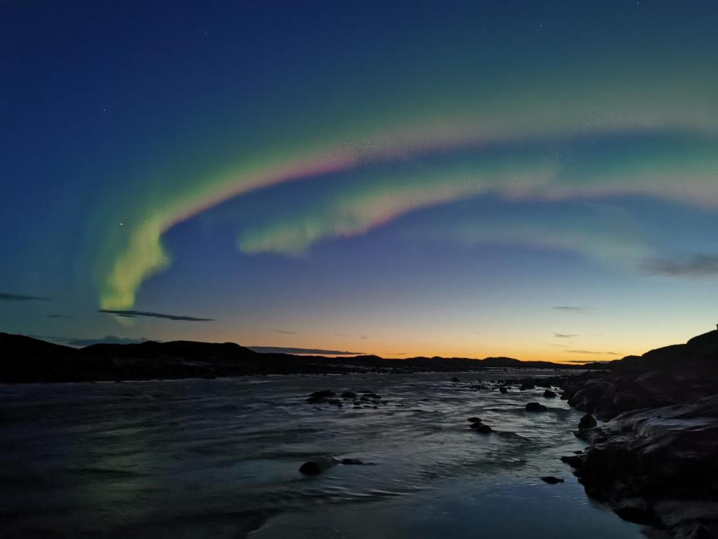 伊魁特Grant Arctic Escape的天上一排水面上的彩虹
