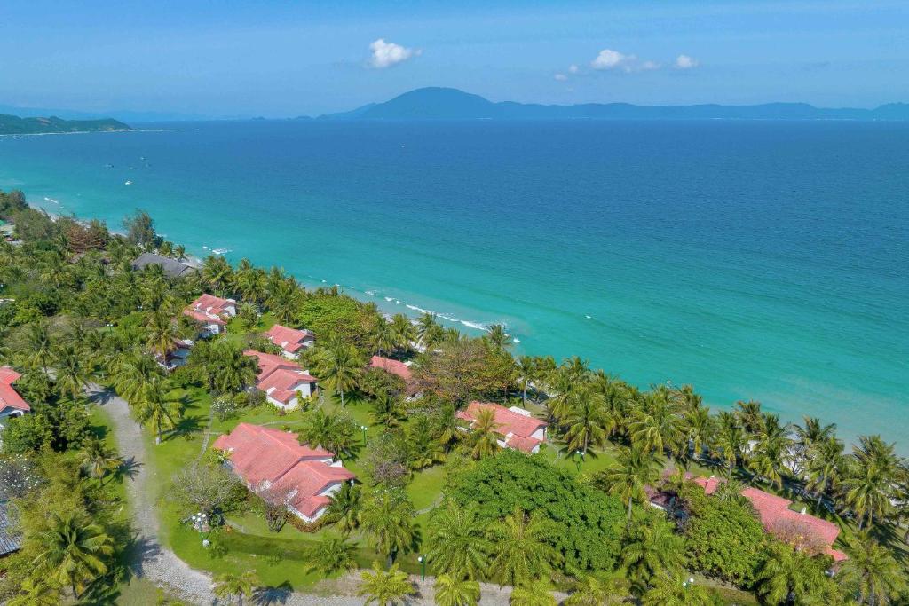 Ninh HòaPax Ana Doc Let Resort & Spa的海洋旁度假胜地的空中景致