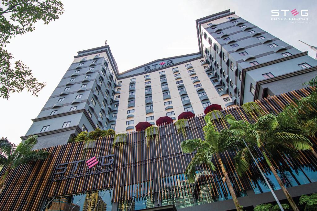 吉隆坡STEG Kuala Lumpur的前面有栅栏的高楼