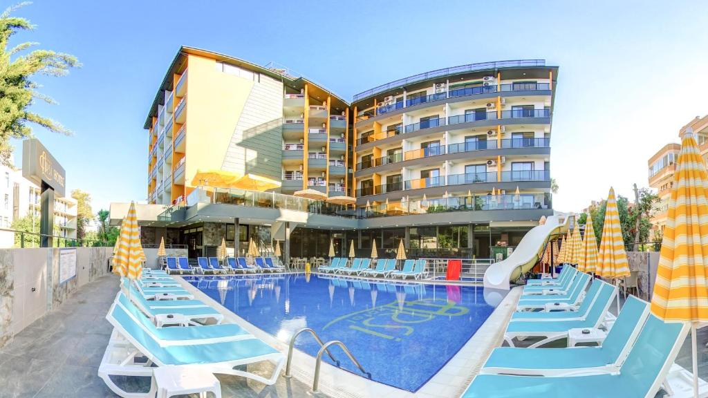 阿拉尼亚阿西酒店的酒店设有带椅子和滑梯的游泳池
