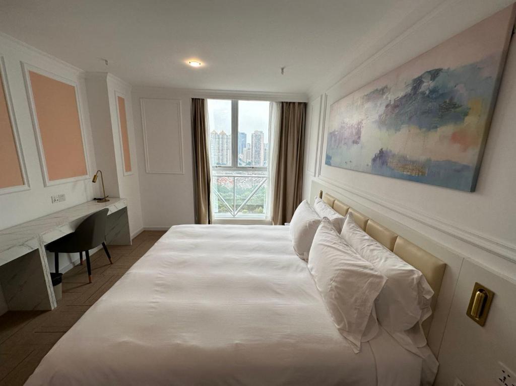 上海华美国际酒店的卧室配有一张白色大床和一张书桌